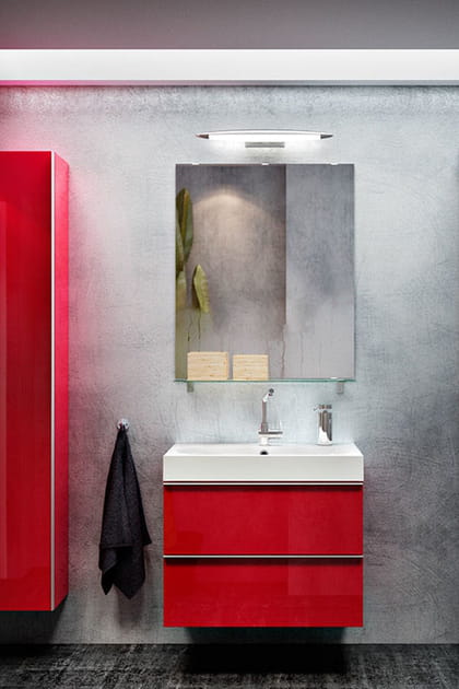 Une salle de bains contrast&eacute;e