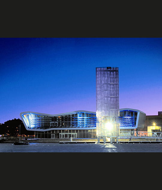 Un phare dans la nuit