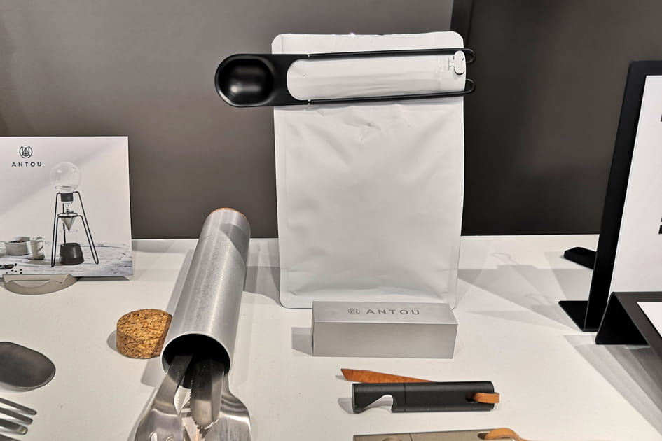 Une cuill&egrave;re &agrave; caf&eacute; deux en un