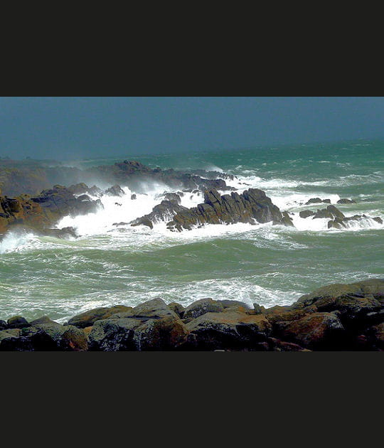 La c&ocirc;te atlantique se d&eacute;cha&icirc;ne