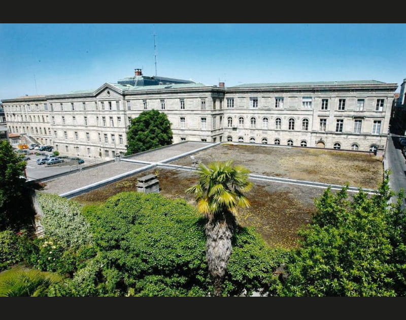 Un ancien h&ocirc;tel de police &agrave; Bordeaux
