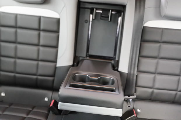 Accoudoirs amovibles, prises USB, rangements... La Citroën C4 se révèle très pratique
