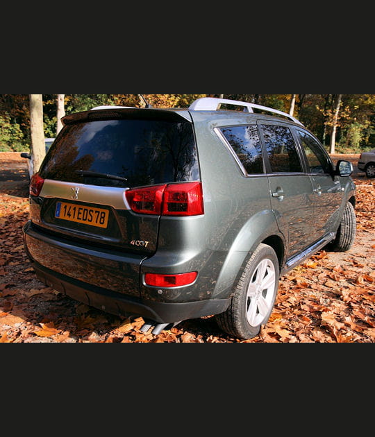 Un arri&egrave;re proche du Mitsubishi Outlander