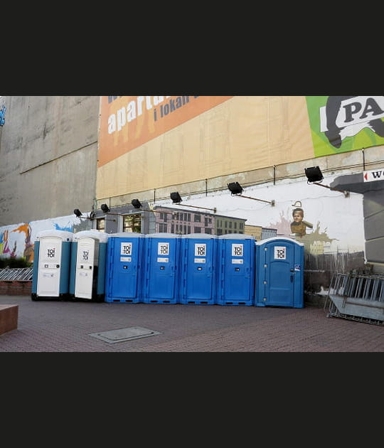 Une batterie de toilettes sur la rue