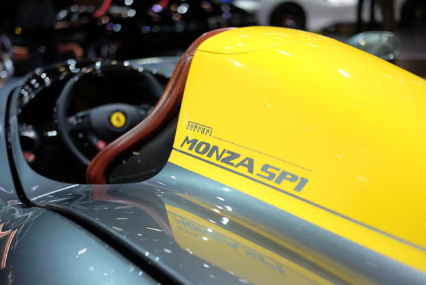 Une voiture qui arbore fièrement son appellation