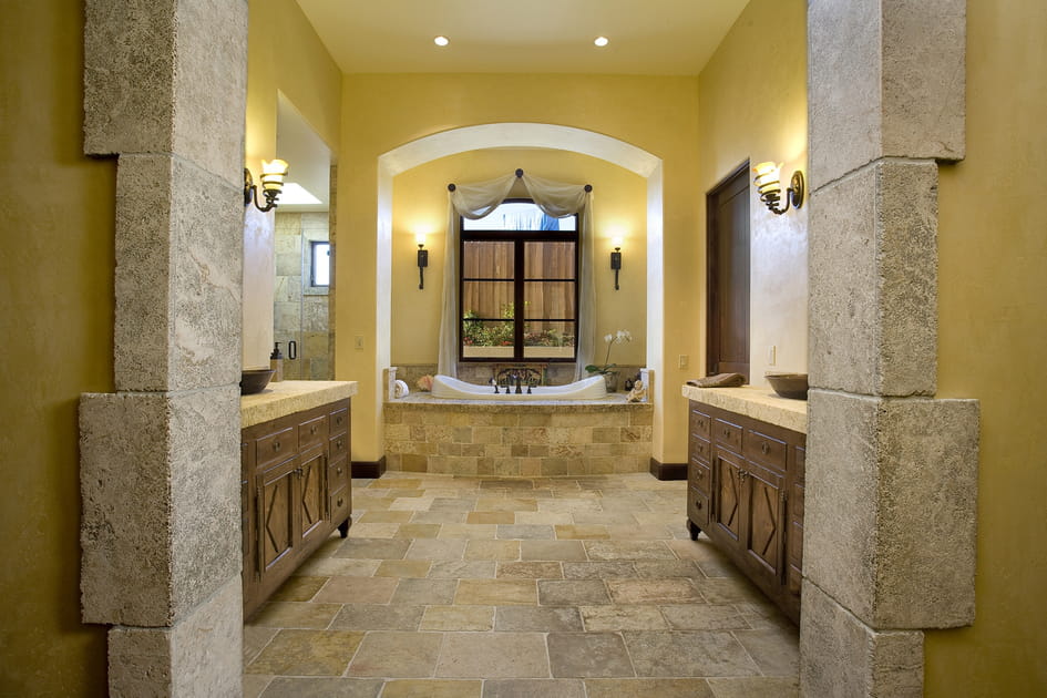 Une salle d'eau en pierre naturelle