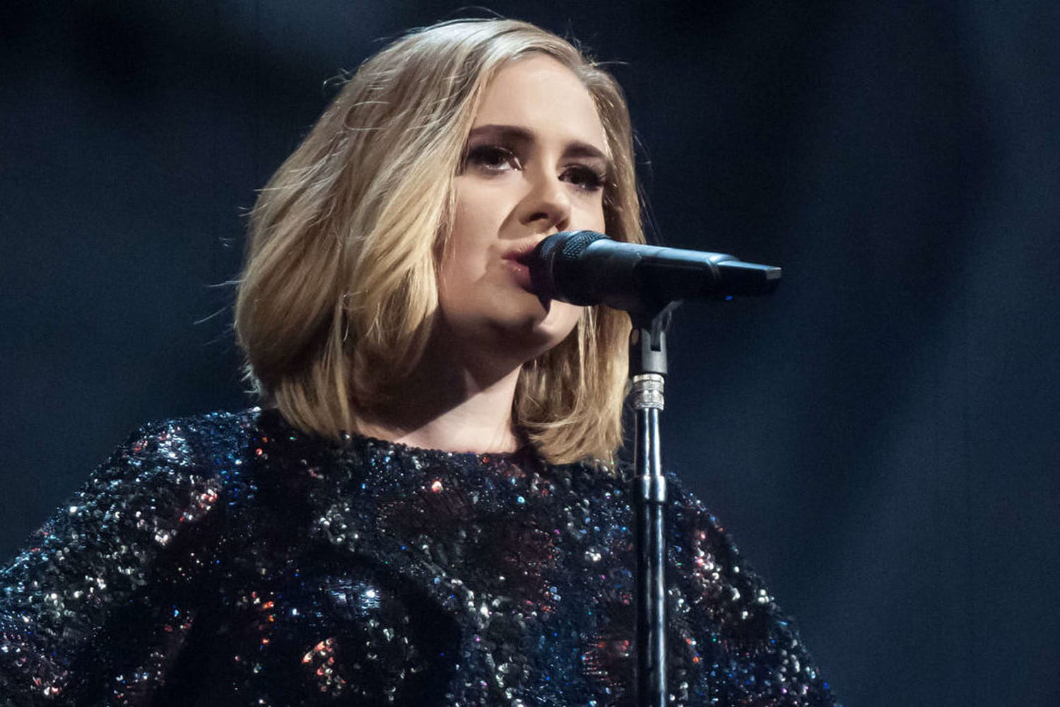 Lors d'un concert en évoquant la tuerie d'Orlando, Adele fond en larmes