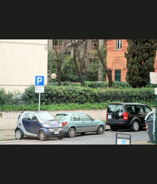 Stationnement r&eacute;serv&eacute; aux petites voitures