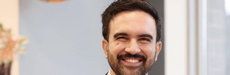 Zohran Mamdani&nbsp;: origines, parents, religion... Mais qui est ce d&eacute;mocrate bient&ocirc;t maire de New York&nbsp;?