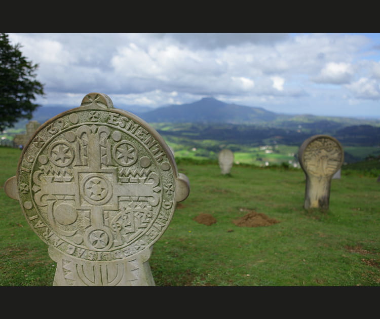 Les st&egrave;les disco&iuml;dales de la chapelle de l'Aub&eacute;pine, symboles de l'art fun&eacute;raire basque