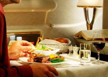 un repas en business classe sur un vol emirates