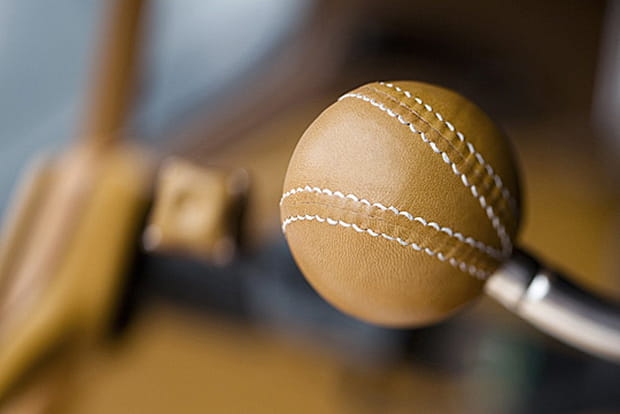 Pommeau de vitesse gainé de cuir