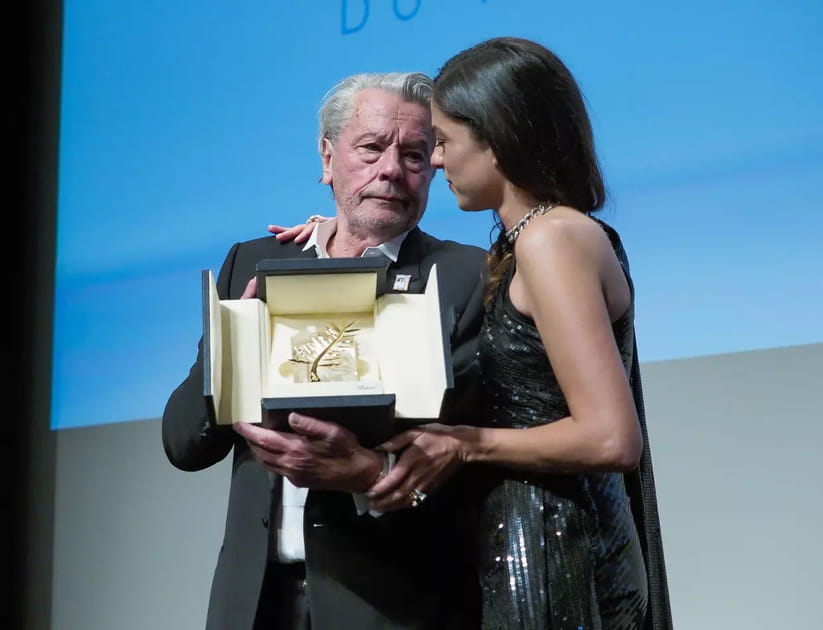 Alain Delon &eacute;mu et affaibli