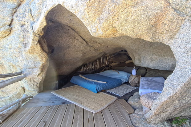 Dormir dans une grotte au-dessus de la mer