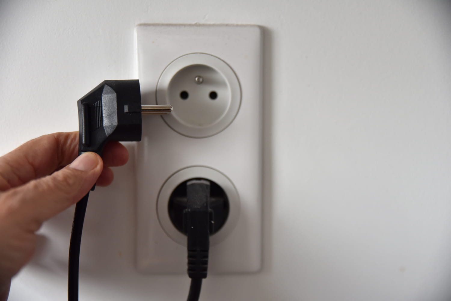 Faut-il toujours débrancher ses appareils électriques ? Mieux vaut changer ses habitudes après cet avis d'électricien