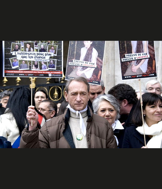 Les personnalit&eacute;s marchent pour Ingrid Betancourt