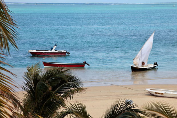 Barques sur le rivage à Rodrigues