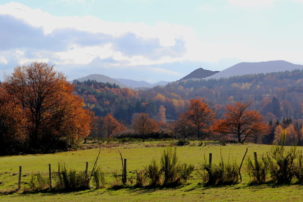 Les volcans d'Auvergne se parent de mille couleurs à l'automne