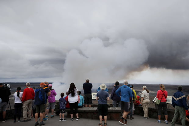 Des nuages de vapeur s'échappent du volcan