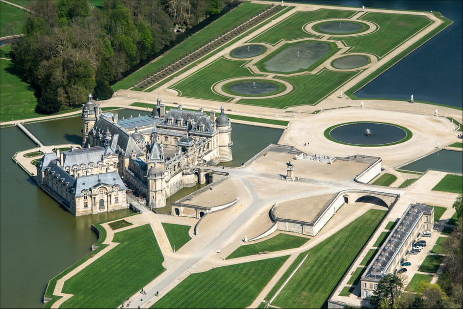 Le ch&acirc;teau de Chantilly se visite &agrave; la lampe torche &agrave; la Toussaint