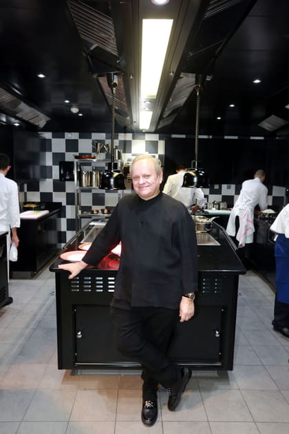 Jo&euml;l Robuchon : soup&ccedil;ons de harc&egrave;lement
