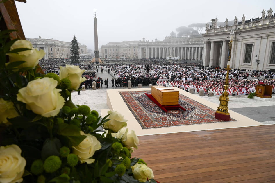 Tapis devant l'autel et cercueil en cypr&egrave;s pour le pape &eacute;m&eacute;rite