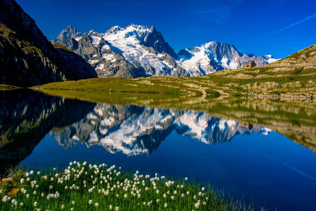 Le Lac du Goléon et son lac miroir offrant de magnifiques reflets sur les montagnes