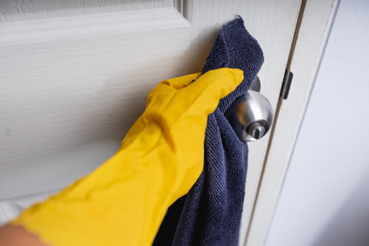 Meilleur que le vinaigre blanc, ce produit bon march&eacute; est id&eacute;al pour nettoyer les portes jaunies