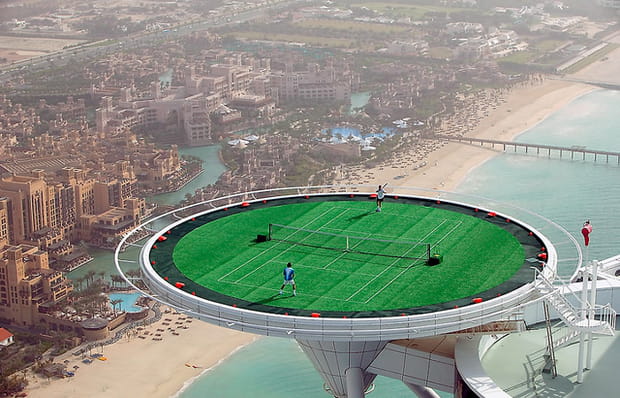Jouer au tennis en ayant le vertige au Burj al Arab de Dubaï
