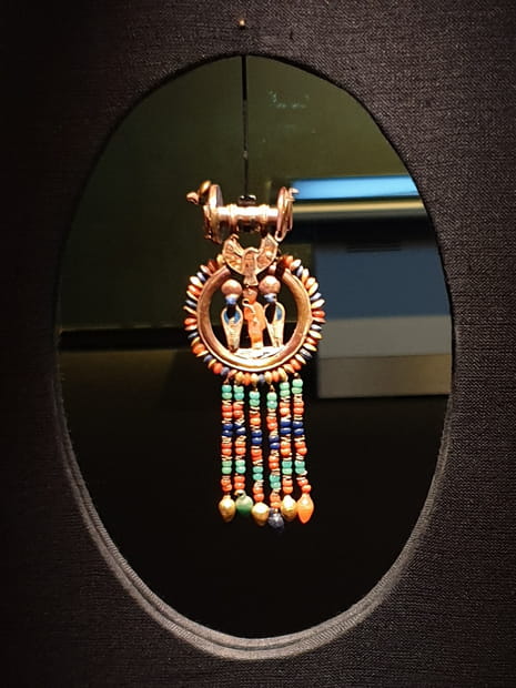 Boucle d'oreille incrustée en or