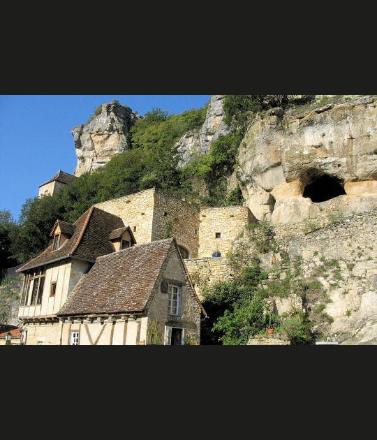 Au creux de la falaise du Causse