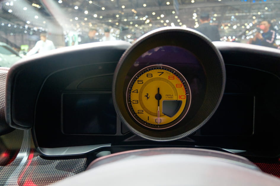 Le compteur est typique d'une Ferrari