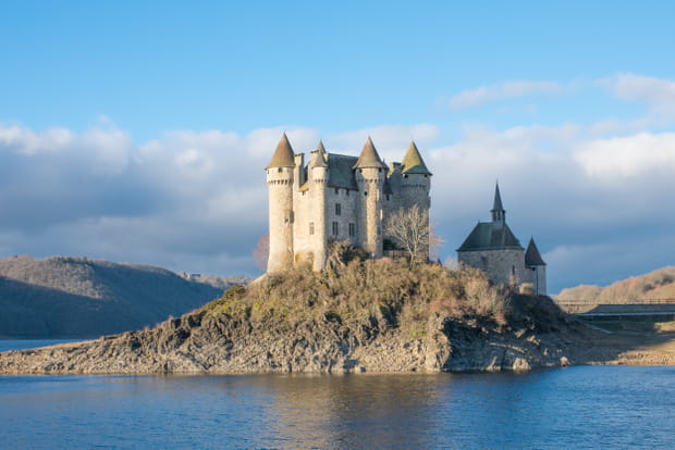 Le château de Val et le barrage de Bort-les-Orgues