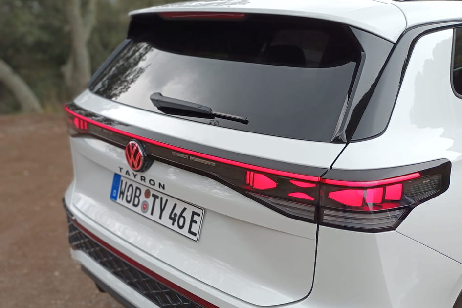Avec son logo Volkswagen r&eacute;tro-&eacute;clair&eacute;, le Tayron sait se faire remarquer
