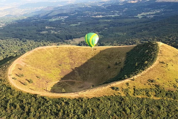 Survol des volcans d'Auvergne en montgolfière
