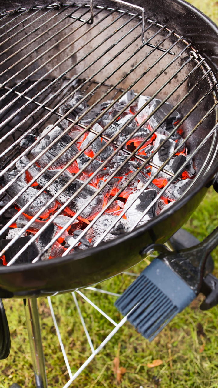 Astuces pour bien nettoyer son barbecue et sa plancha Utilisez du Café Pour Nettoyer une Grille de BBQ Très Sale