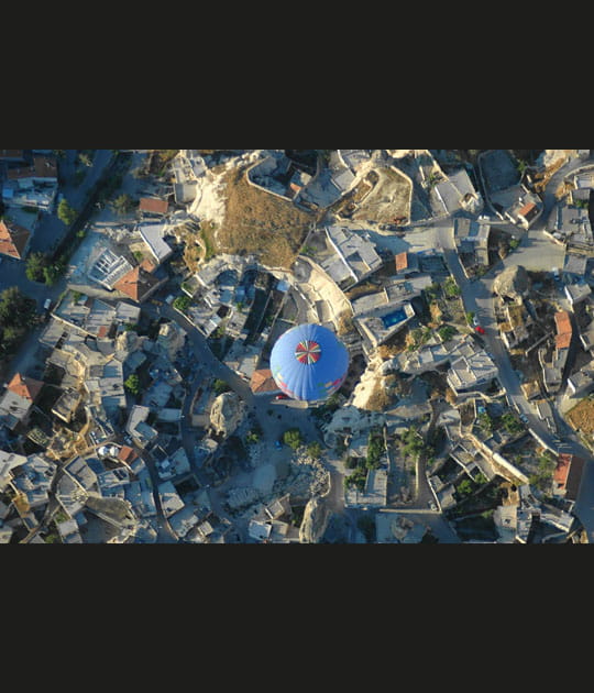 Ballon au-dessus d'un village