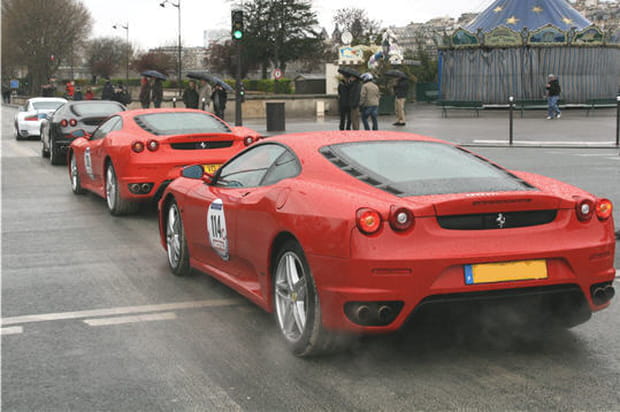 Plus de 1 400 chevaux défilent au feu rouge