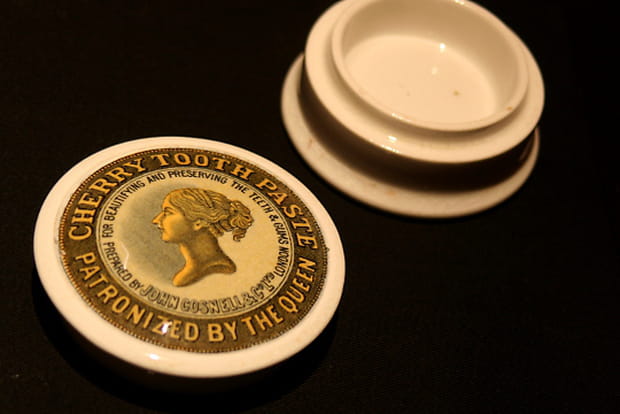 Pot de dentifrice à la cerise