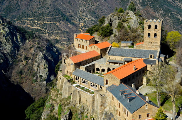 L'Abbaye de Saint-Martin-du-Canigou, nid d'aigle suspendu dans les Pyrénées