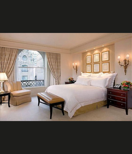 Une chambre claire et confortable