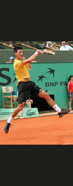 Novak Djokovic se rase la t&ecirc;te