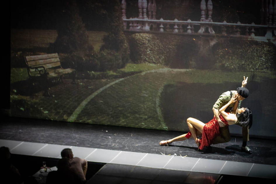 Danse romantique dans un jardin parisien