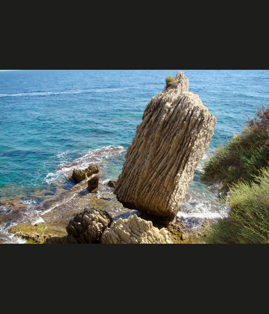 Un menhir des sables pos&eacute; sur la plage