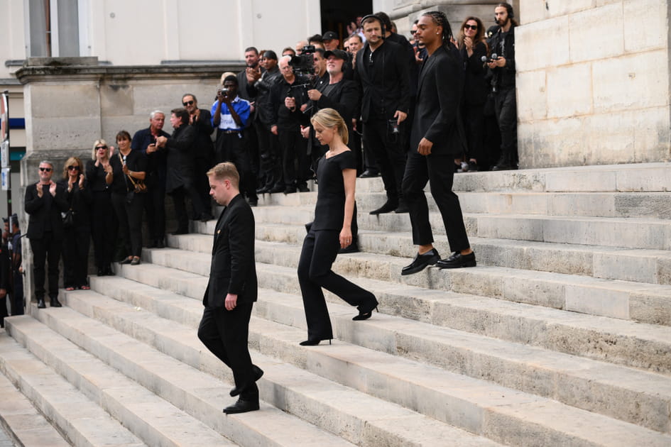 Audrey Crespo-Mara sort de l'&eacute;glise apr&egrave;s les obs&egrave;ques de son mari