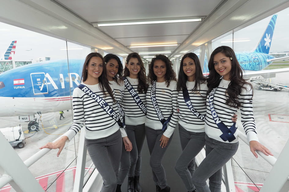 Les Miss &agrave; l'a&eacute;roport avant de partir pour Tahiti