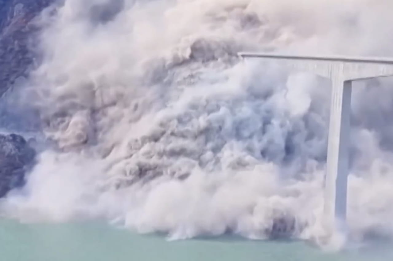Effondrement d'un pont en Chine : des images stupéfiantes, on en sait plus sur cette démolition soudaine