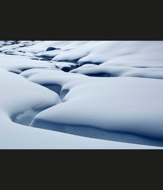 Un ruisseau cach&eacute; sous la neige