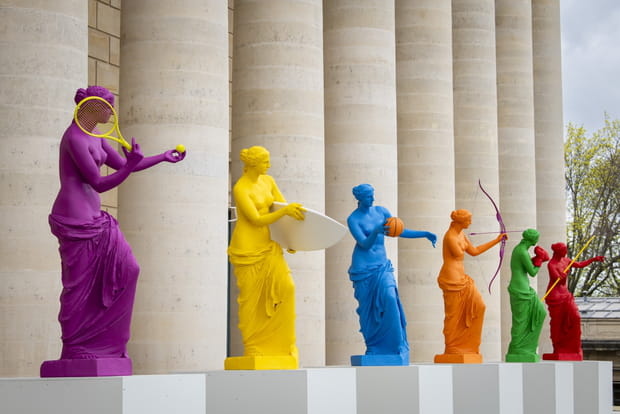 La Vénus de Milo en 6 disciplines olympiques devant la colonnade de l'Assemblée nationale