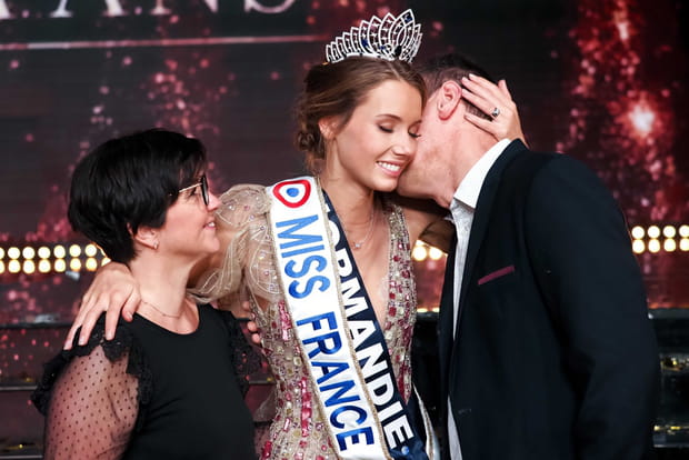 Amandine Petit félicitée par ses parents après sa victoire